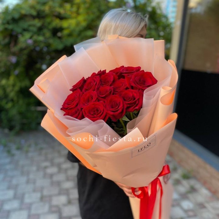 15 голландских роз в оформлении в Братске