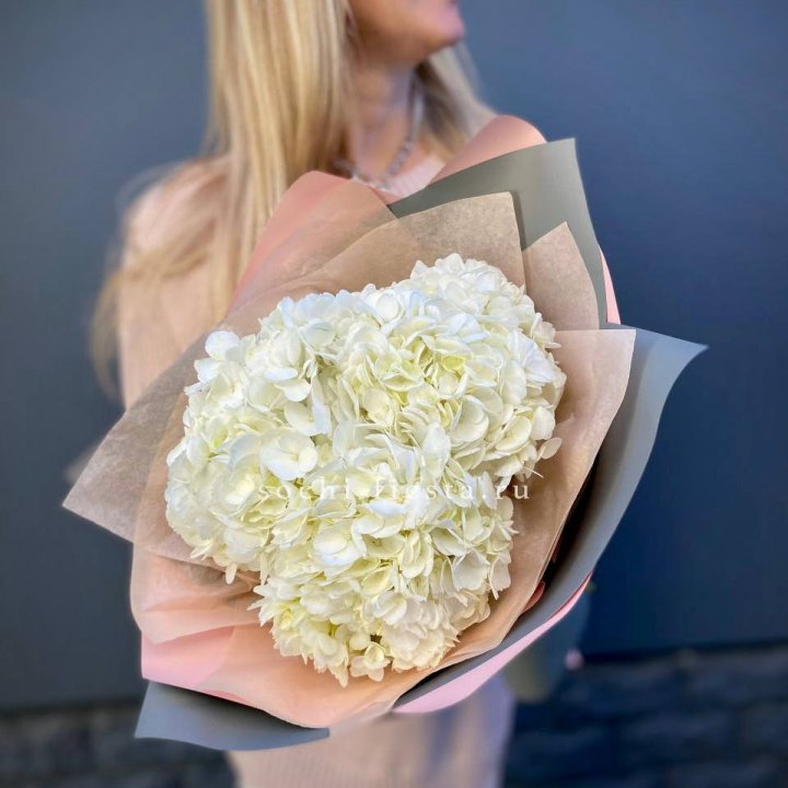 Букет из трёх белых гортензий в Братске