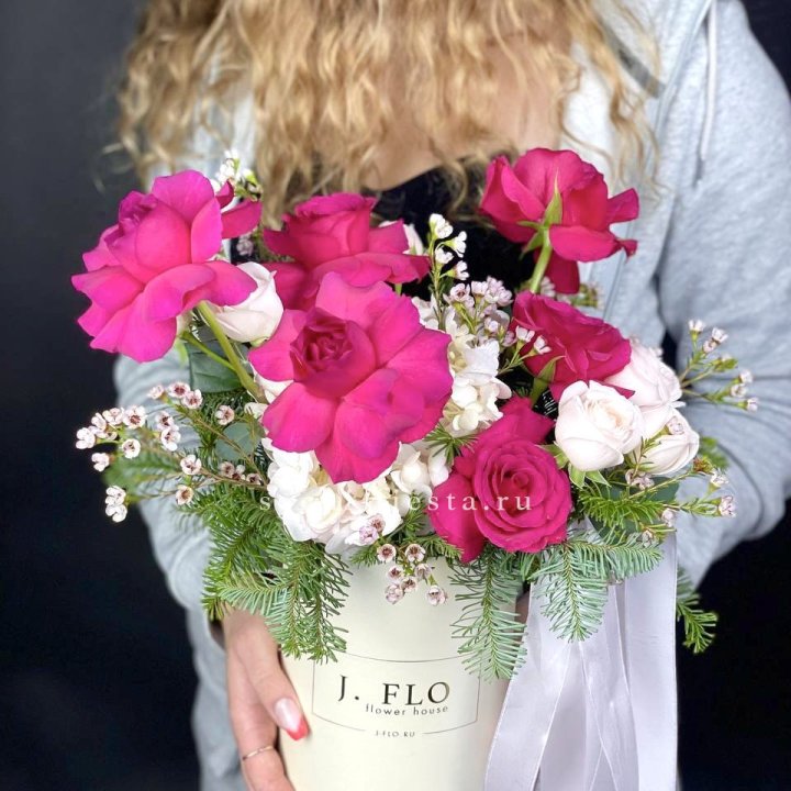 Новогодняя композиция в коробке пинк розе в Братске