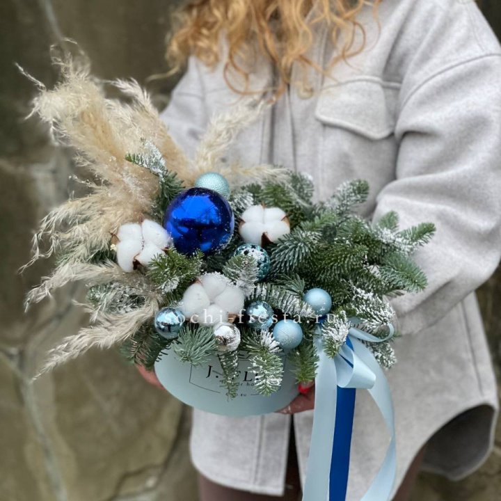 Новогодняя композиция в коробке блю в Братске