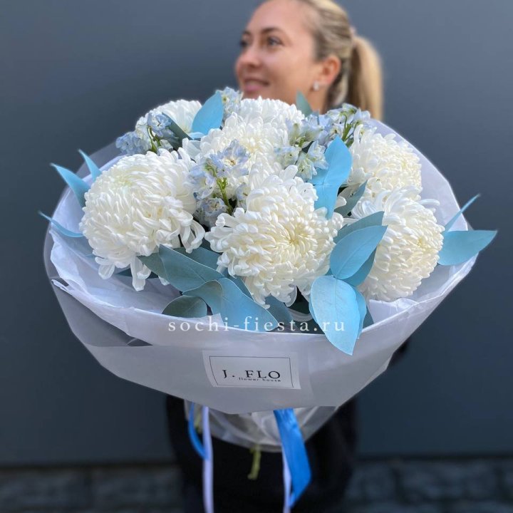 Букет хризантем Бигуди и дельфиниума  в Братске