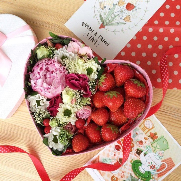 Бокс с клубникой и цветами в Братске