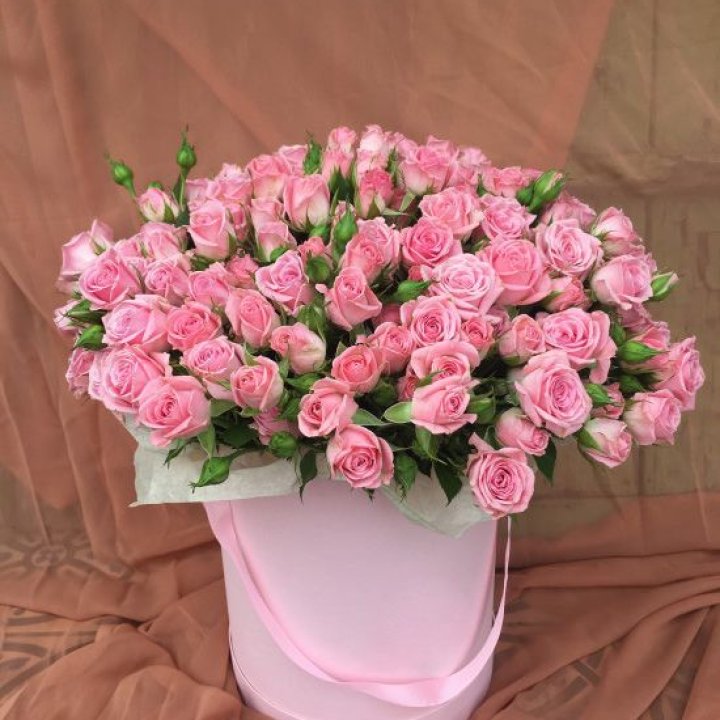 Кустовые розы в коробке в Братске