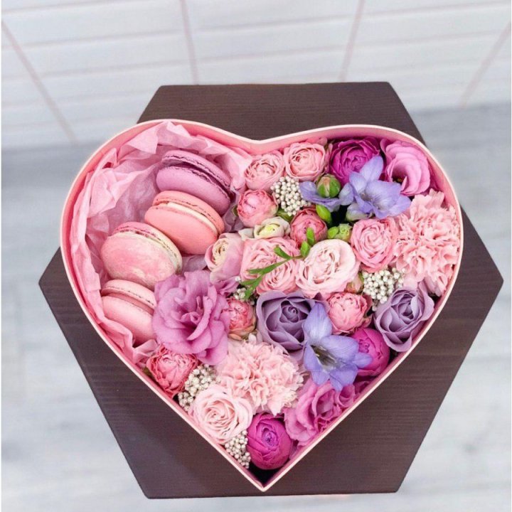 Бокс-сердце с макаронс  в Братске