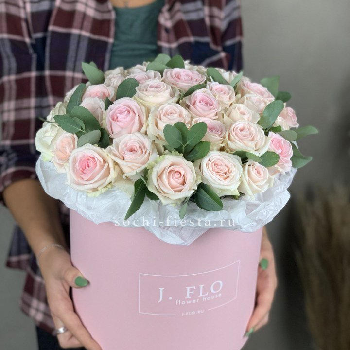 35 розовых роз в цилиндре в Братске