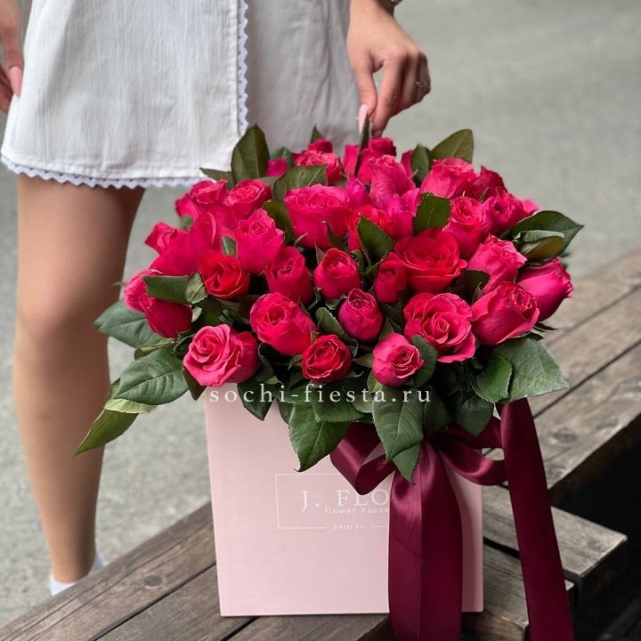 55 алых роз в кубе в Братске