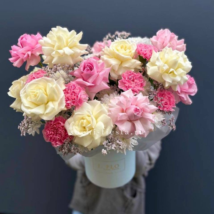 Коробка французских роз и диантусов "Бони" в Братске