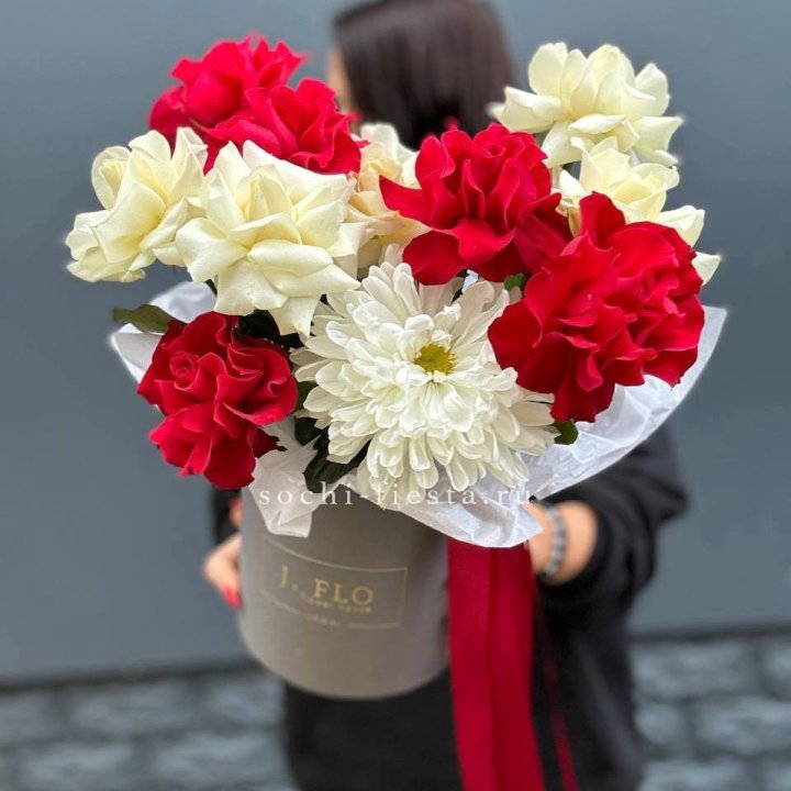 Французские розы с хризантемой в боксе в Братске