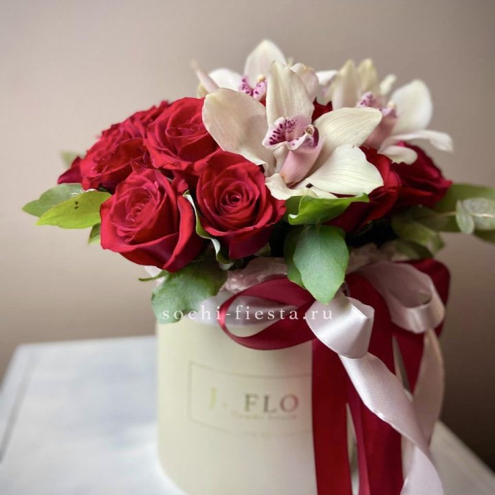 Розы и орхидеи в боксе в Братске