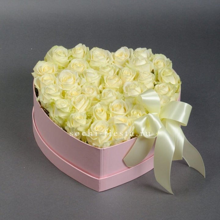 35 белых роз в коробке "Сердце" в Братске