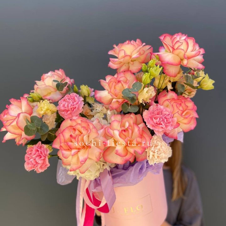 Бокс нежный с розами в Братске