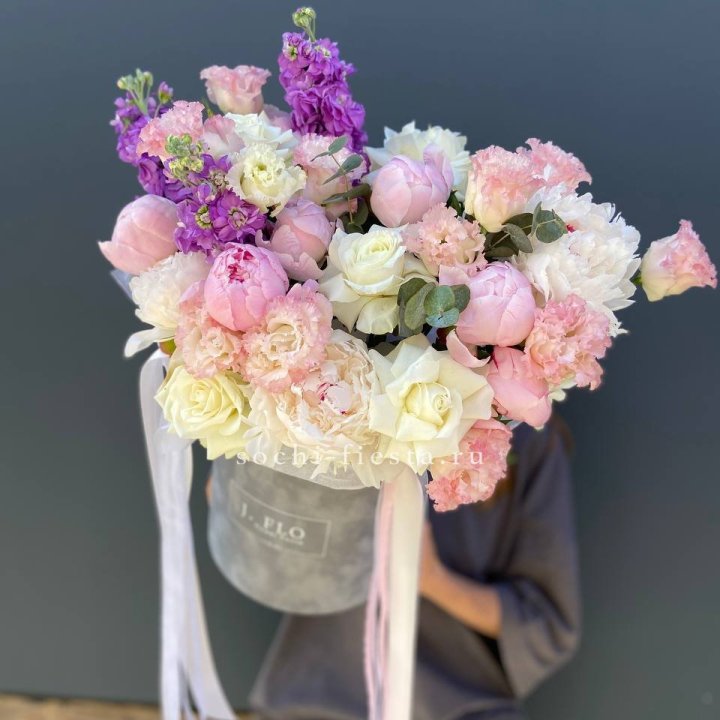 Дизайнерский цилиндр с пионами "Ривьера" в Братске