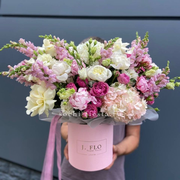 Дизайнерский цилиндр с пионами "Саманта" в Братске