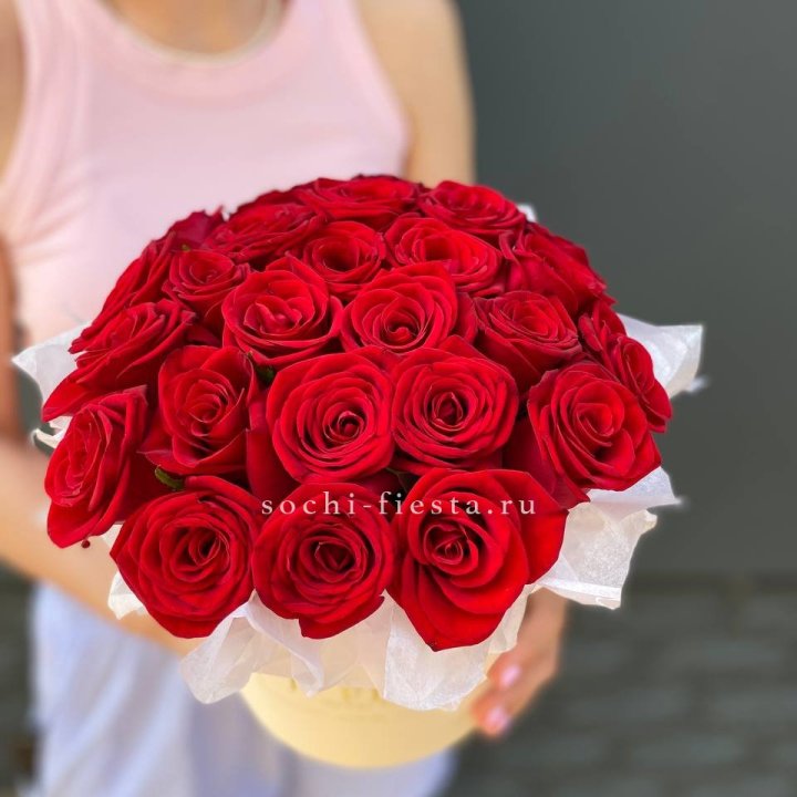 Красные розы в цилиндре в Братске