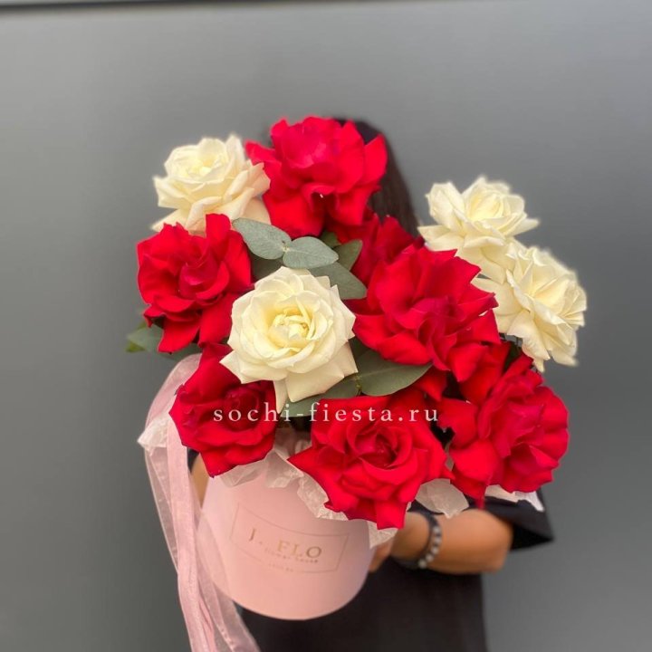 13 Французских роз в боксе в Братске