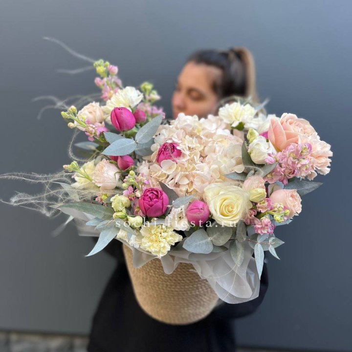 Цветочная композиция в джутовом боксе  в Братске