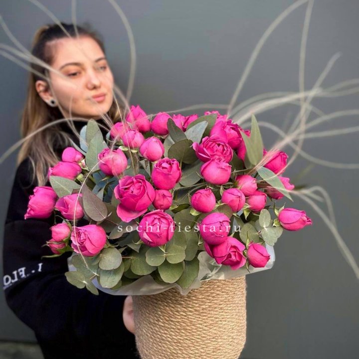 Пионовидные розы Мисти Бабблс в джутовом кашпо в Братске