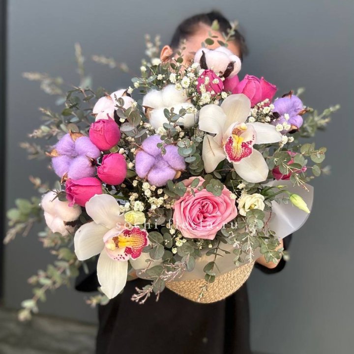 Орхидея и розы в джутовом кашпо в Братске