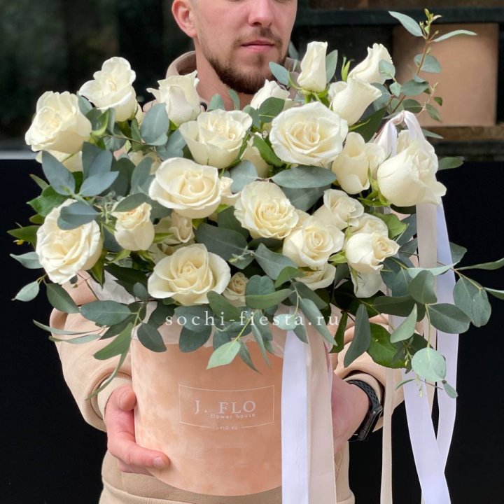 41 белая роз в бархатном боксе в Братске