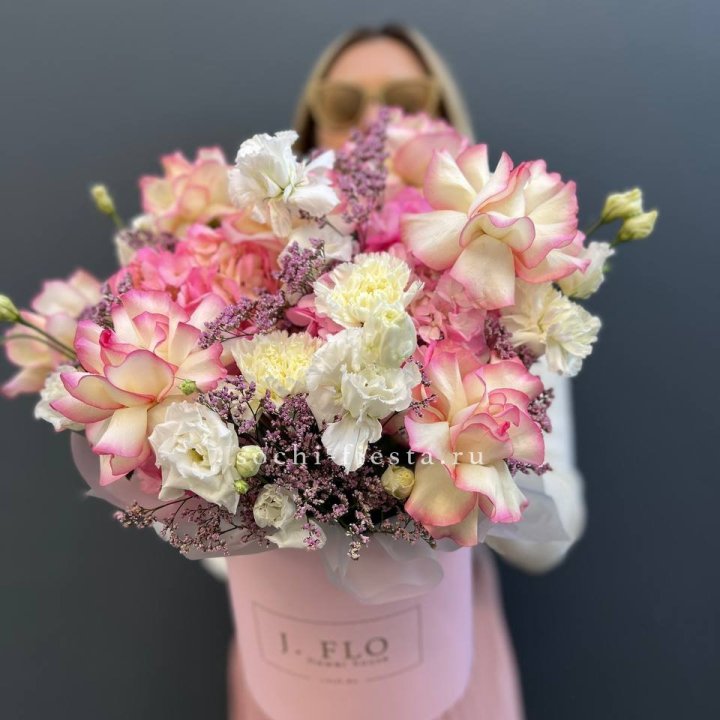 Цветочная композиция "Глория" в боксе в Братске