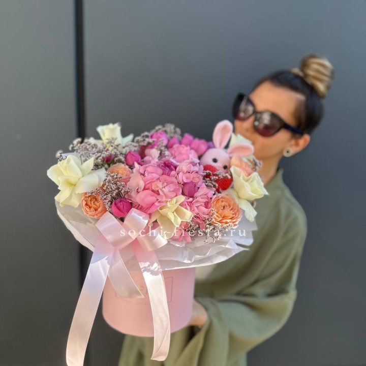 Дизайнерский цилиндр с игрушкой "Лола" в Братске