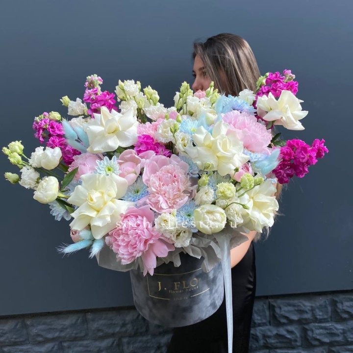 Дизайнерский цилиндр "Пионы гарден" в Братске