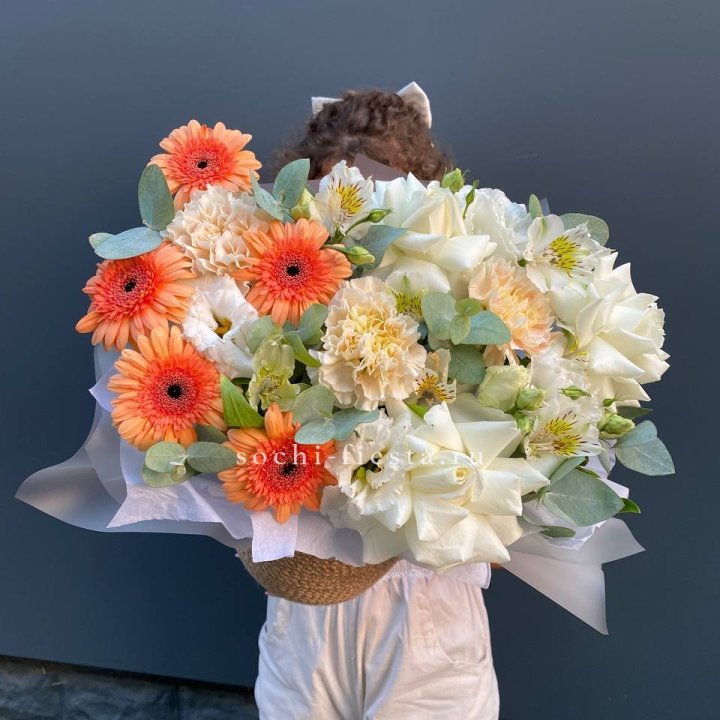 Розы и герберы в джутовом кашпо "Георгино" в Братске