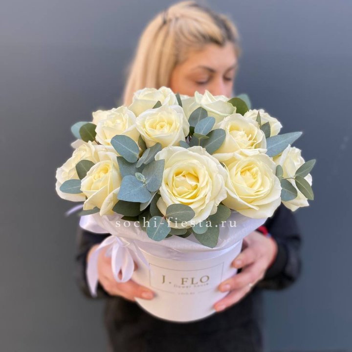 15 белых роз в боксе в Братске