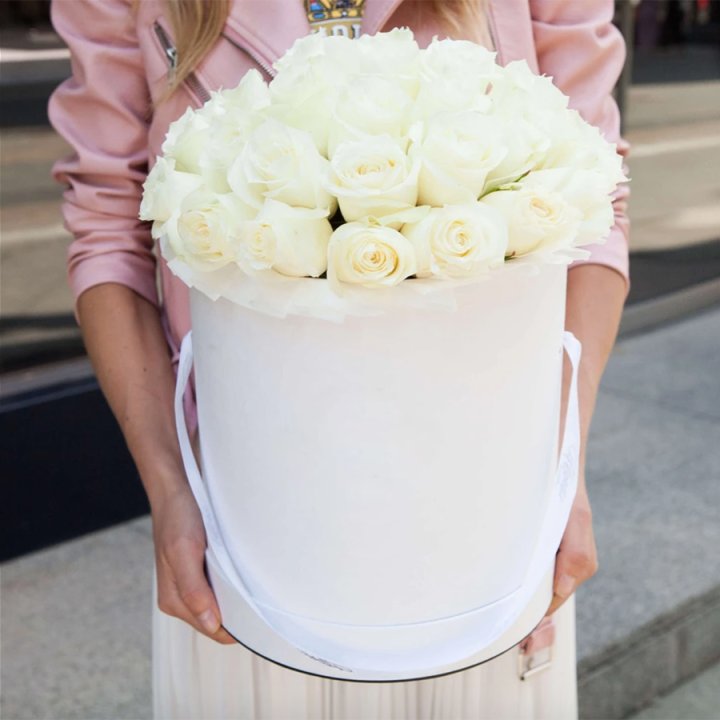 35 белых роз в цилиндре в Братске