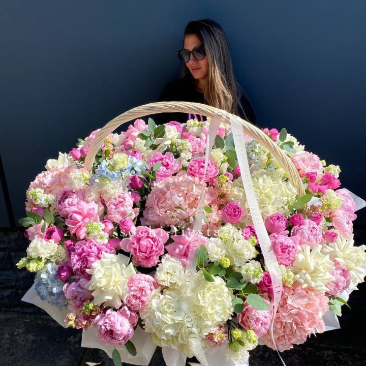 Цветочная корзина из пионов и пионовидных роз "Перфекте" в Братске