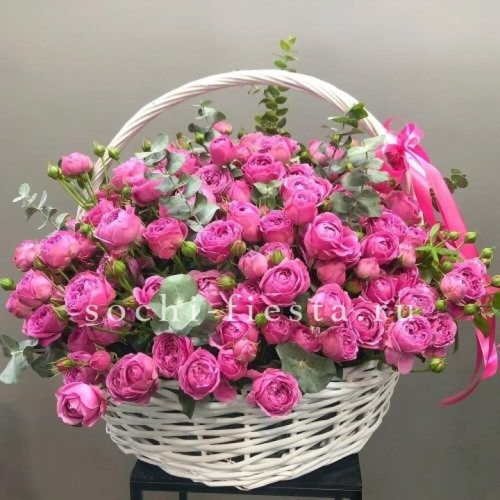 65 пионовидных кустовых роз в корзине в Братске