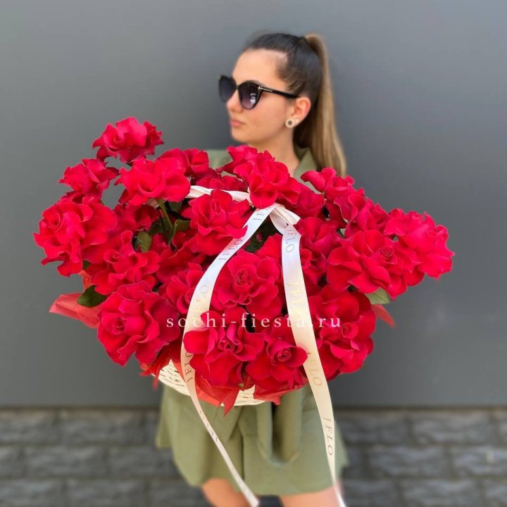 Красные французские розы в корзине в Братске
