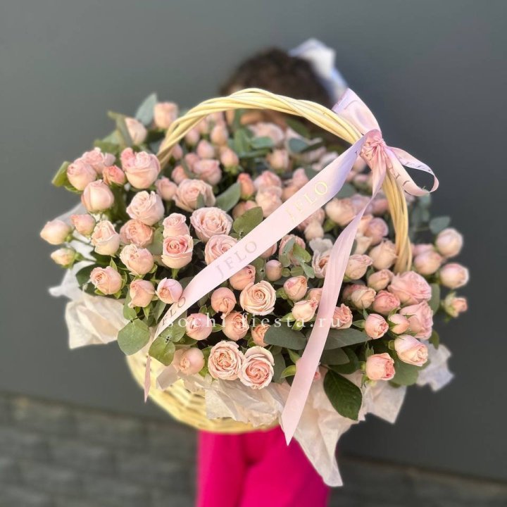 Корзина кустовых пионовидных роз в Братске