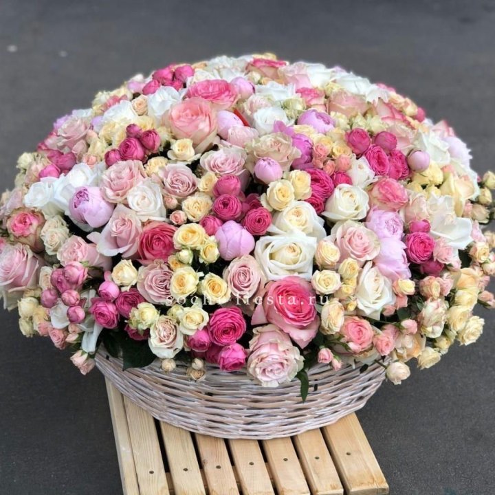 Цветочная корзина из пионов и пионовидных роз "Юниверсити" в Братске