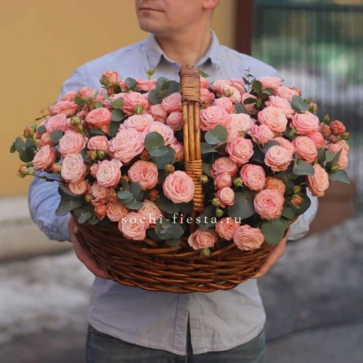 Корзина из 101 пионовидной розы в Братске