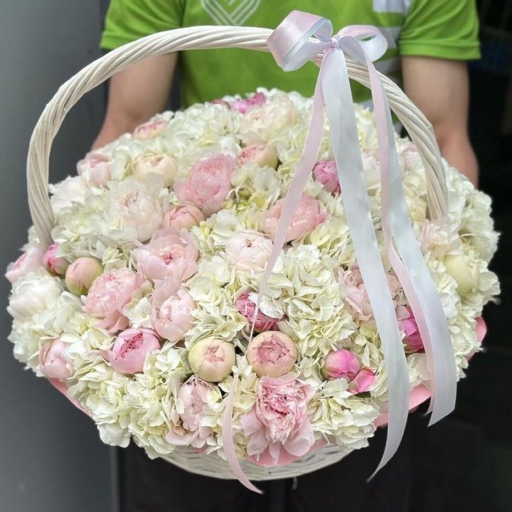 Премиум корзина гортензий и пионов в Братске