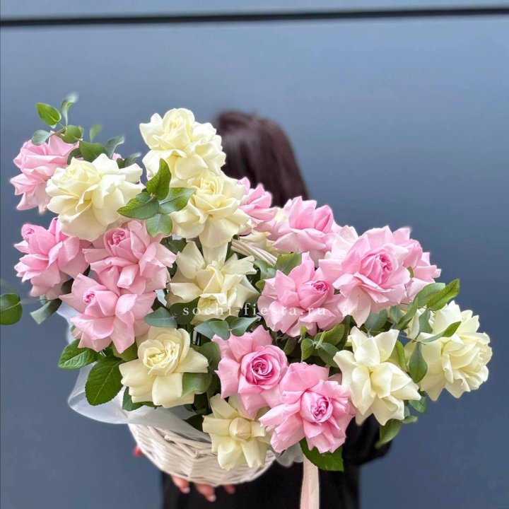 25 Французских роз в корзине в Братске