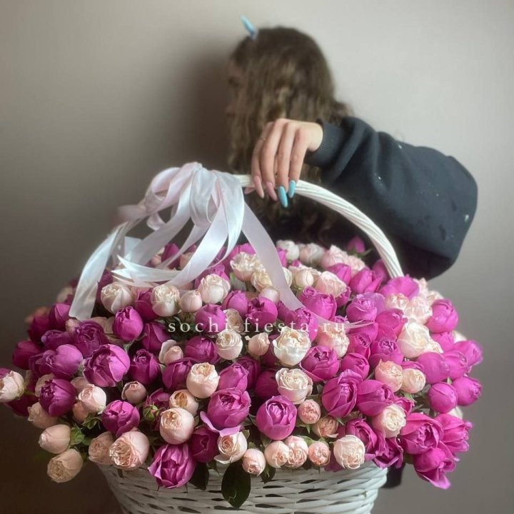 Премиум корзина пионовидных кустовых роз в Братске