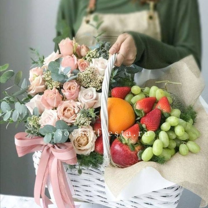 Фруктовая корзина c цветами в Братске