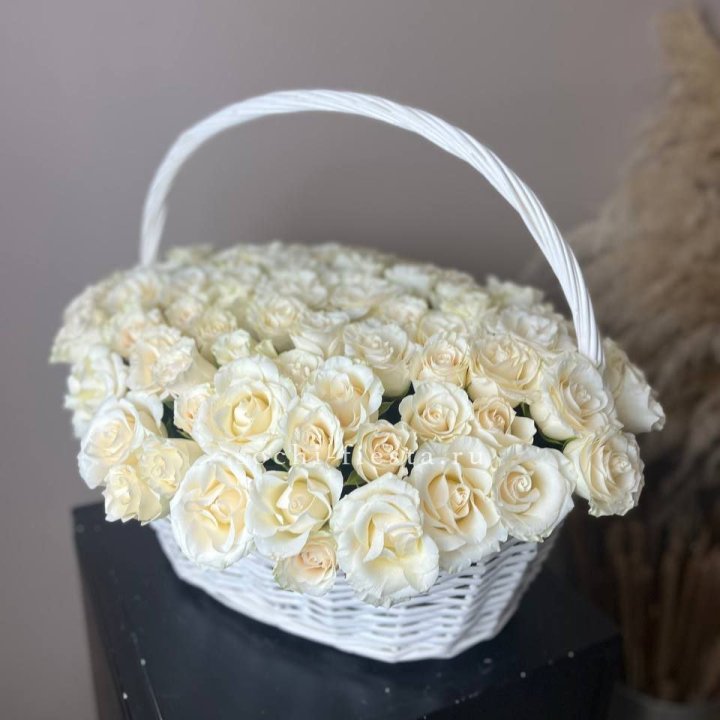 101 белая роза в корзине в Братске