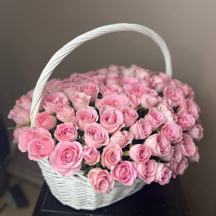 101 розовая роза в корзине в Братске