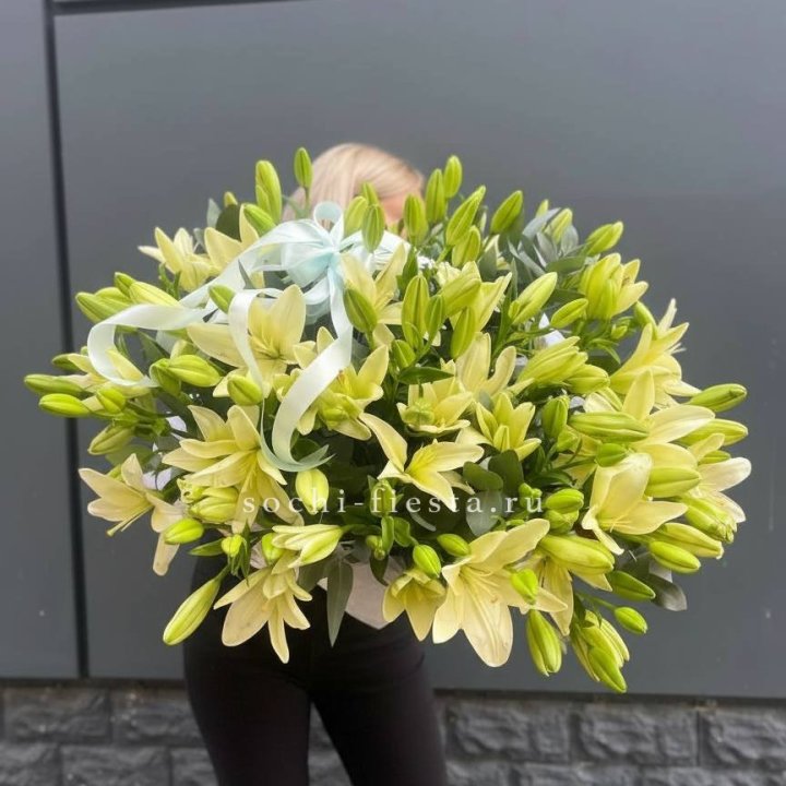 Лилии в корзине в Братске
