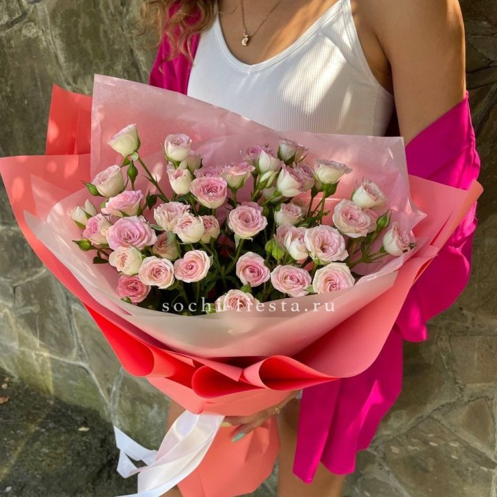 Розовые кустовые розы в Братске