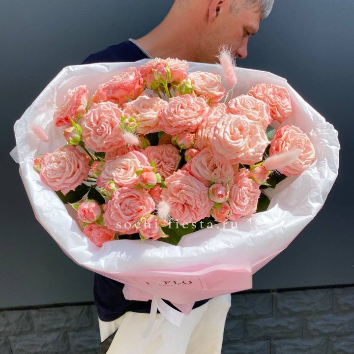 Пионовидные розы Мадам Бомбастик в Братске