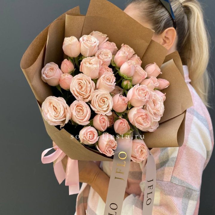 Кустовые розы Бомбастик в крафте в Братске