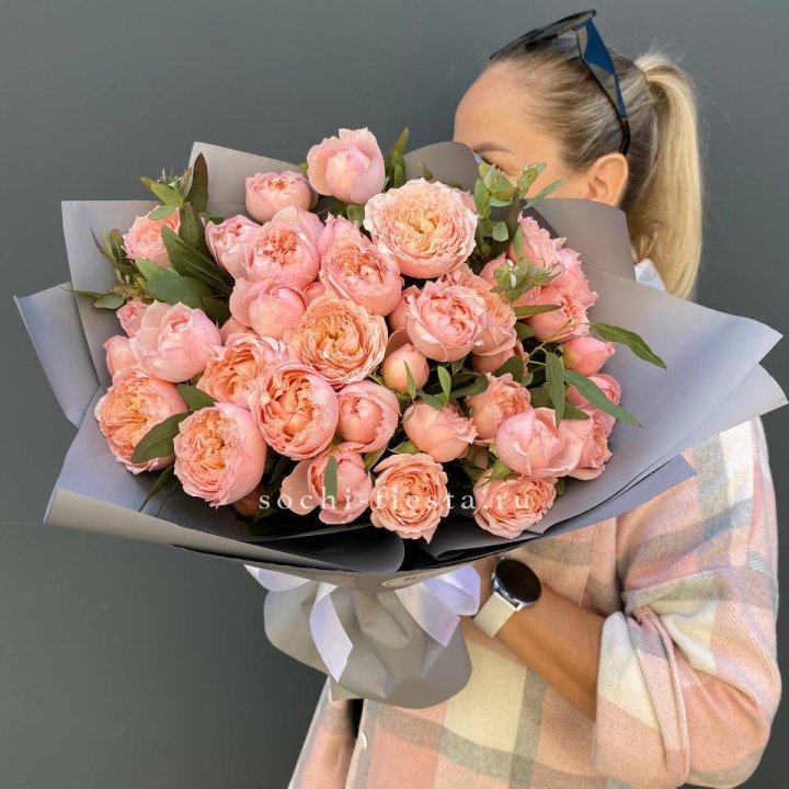Букет с пионовидными розами "Пивайн" в Братске