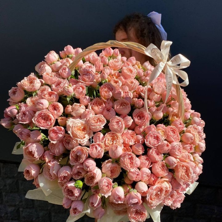 Корзина из пионовидных роз в Братске