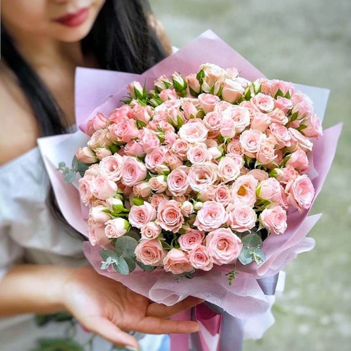 Кустовые розы с эвкалиптом в Братске