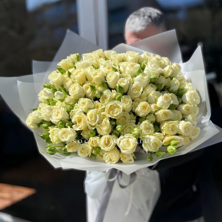 Белые кустовые розы 31 шт в Братске