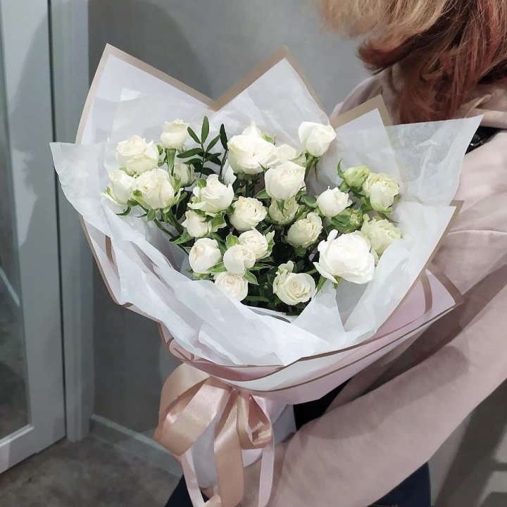 Белоснежные кустовые розы в Братске